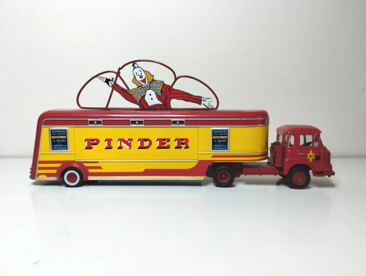 Camion bar du cirque Pinder - Vins Rouges Harmonieux pour Chaque Occasion Triporteur Bar à Vin | Signorvino boutique en ligne des vins italiens