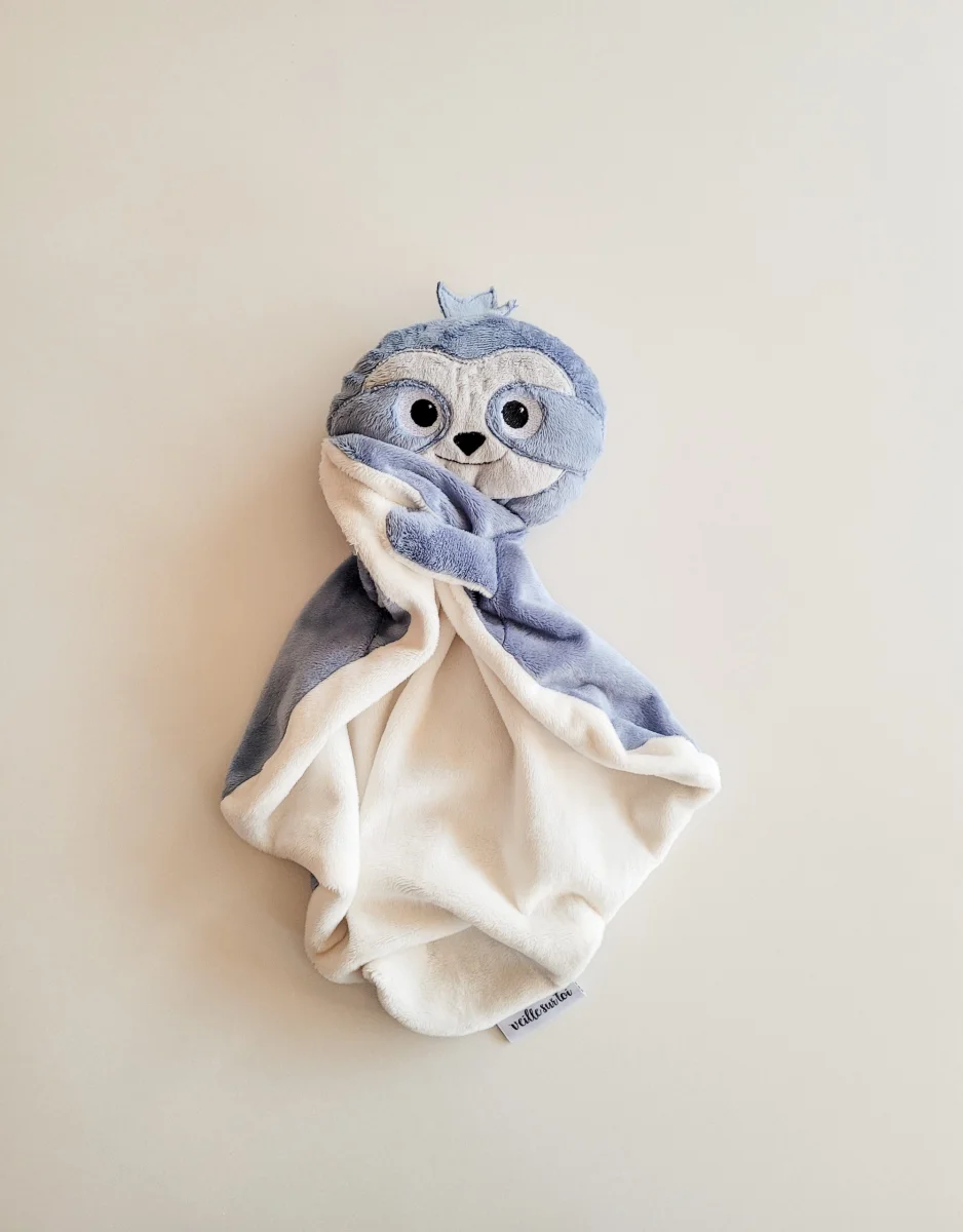 Doudou Paresseux - Sam - comparatif Veille sur toi - Boutique Maman & Bébé – Produits Essentiels au Quotidien
