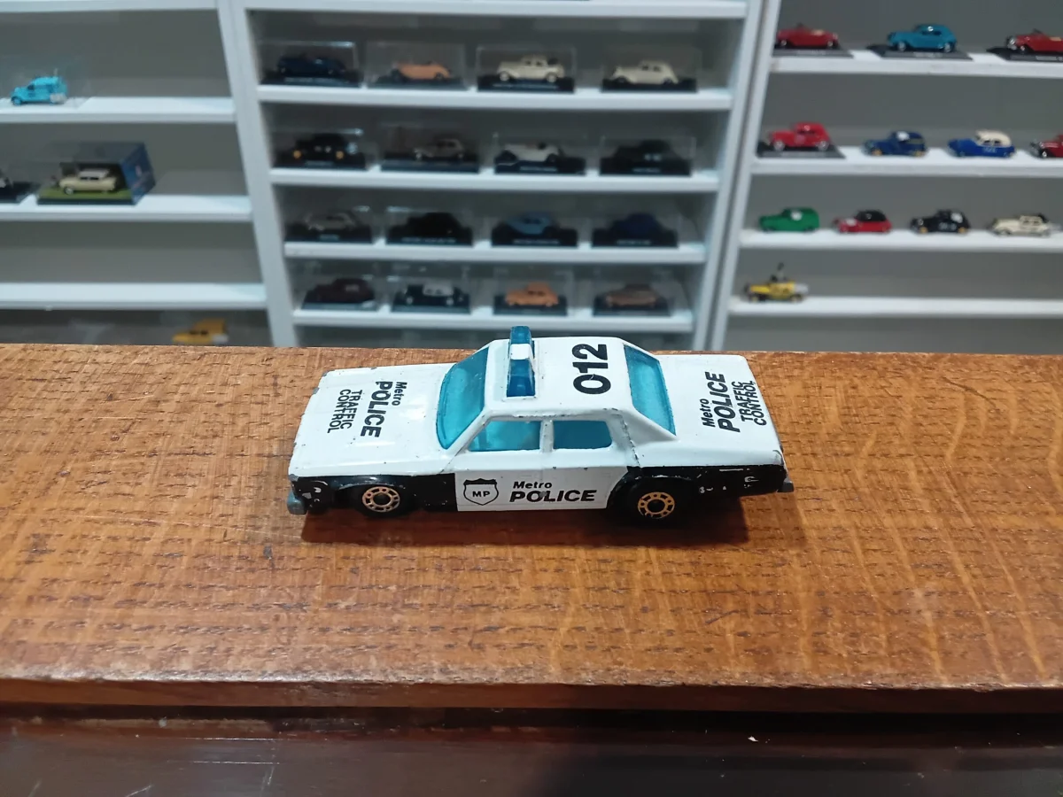 Plymouth Gran Fury Metro Police n°10 Matchbox Superfast 1979 - Vins Rouges Harmonieux pour Chaque Occasion - Véhicule