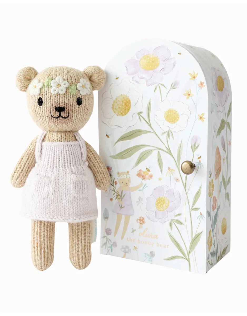 Peluche avec jolie boîte - Tiny 6" - Olivia l'ours miel - Cuddle + kind - Boutique Maman & Bébé – Produits Essentiels au Quotidien - Doudou