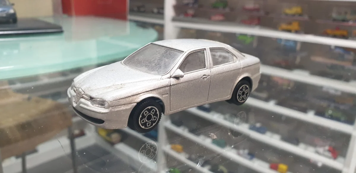 Alfa Roméo 156 1/43 Burago - Vins Rouges Harmonieux pour Chaque Occasion - opel rekord 1/43 vin occasion