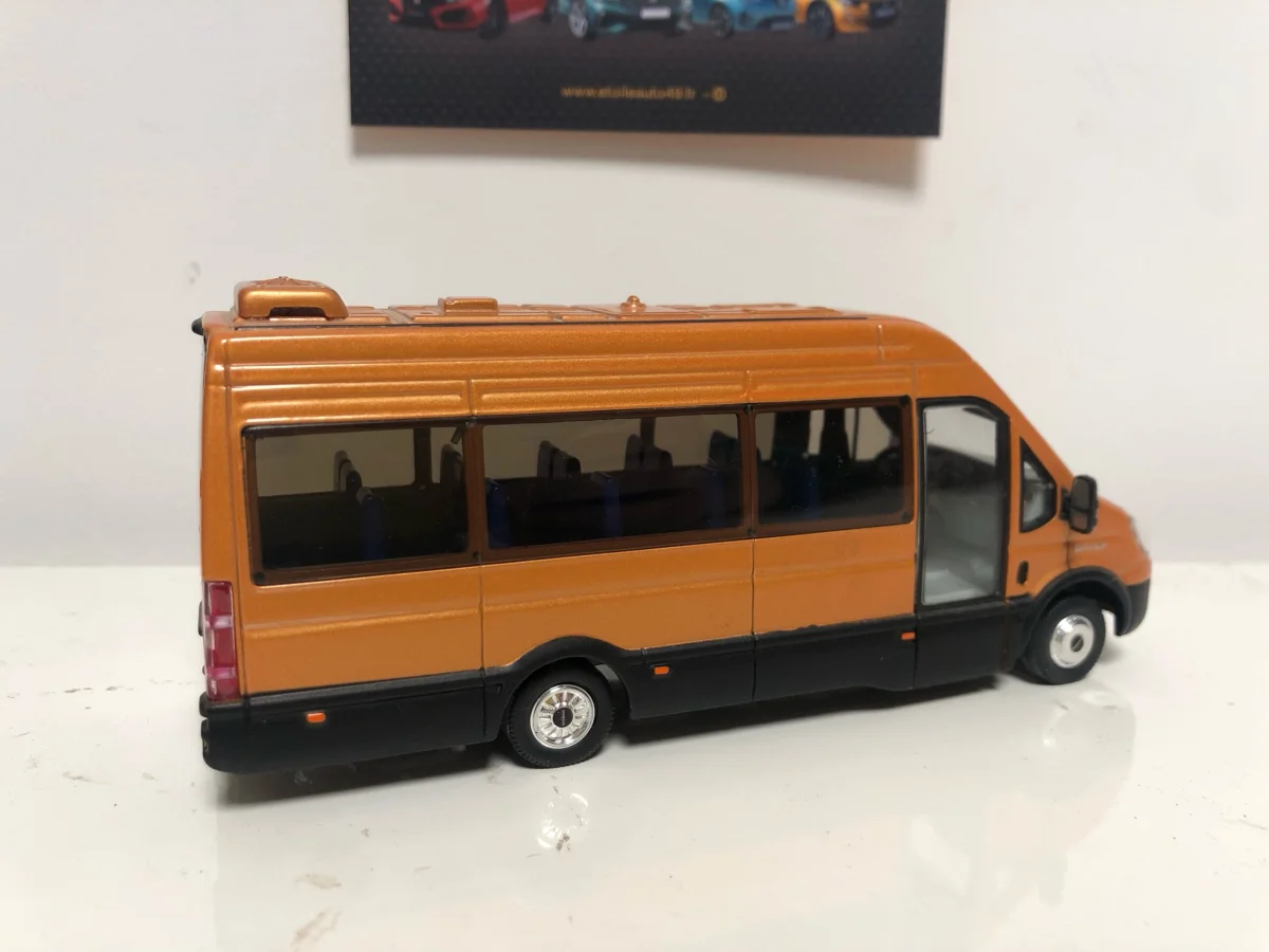 Miniature Ros Iveco Minibus Oro 1/43 - Vins Rouges Harmonieux pour Chaque Occasion - Autobus