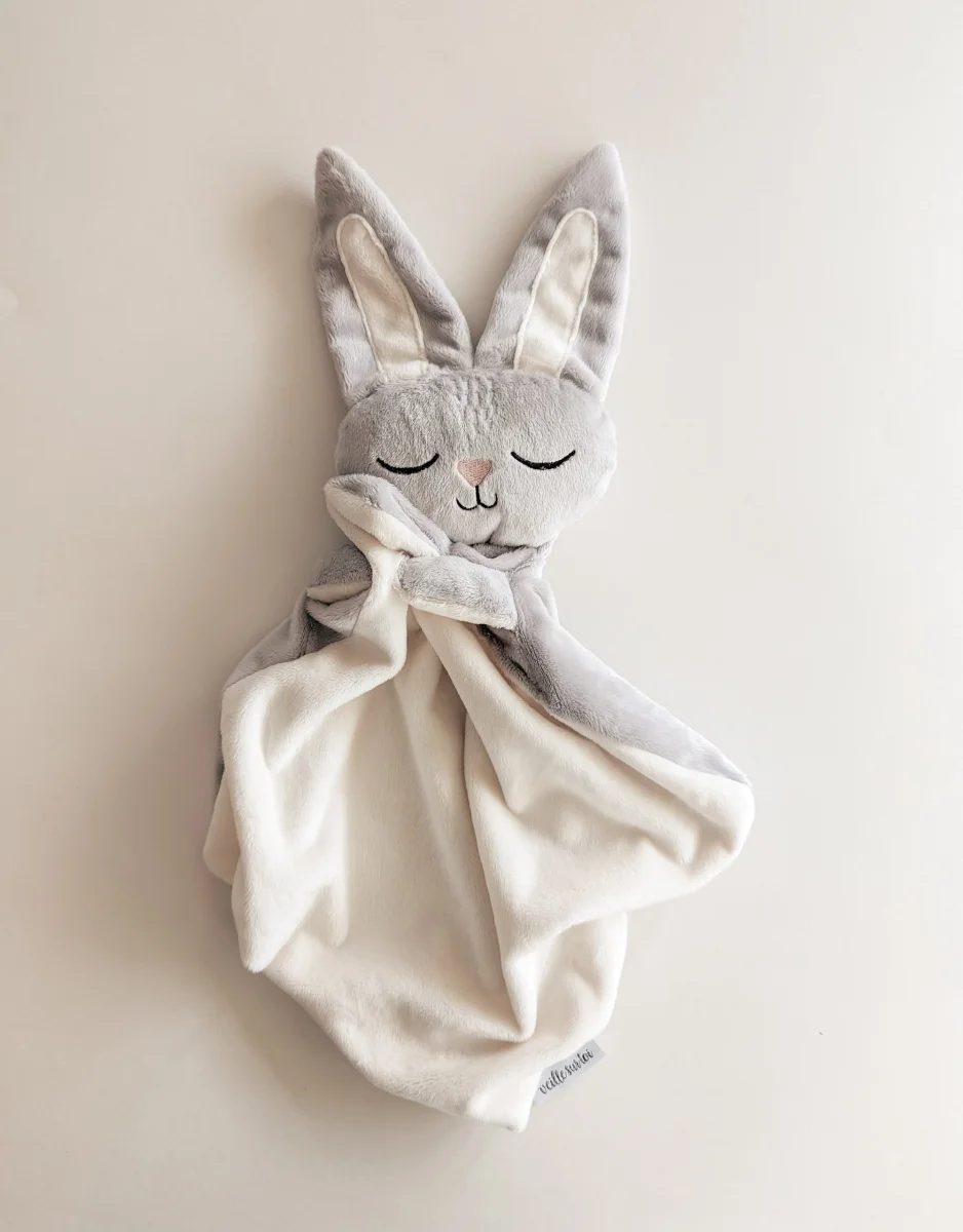 Doudou Lapin - Marcel endormi gris - Veille sur toi - Boutique Maman & Bébé – Produits Essentiels au Quotidien - {'count': 1, 'name': 'BEBECONFORT'}