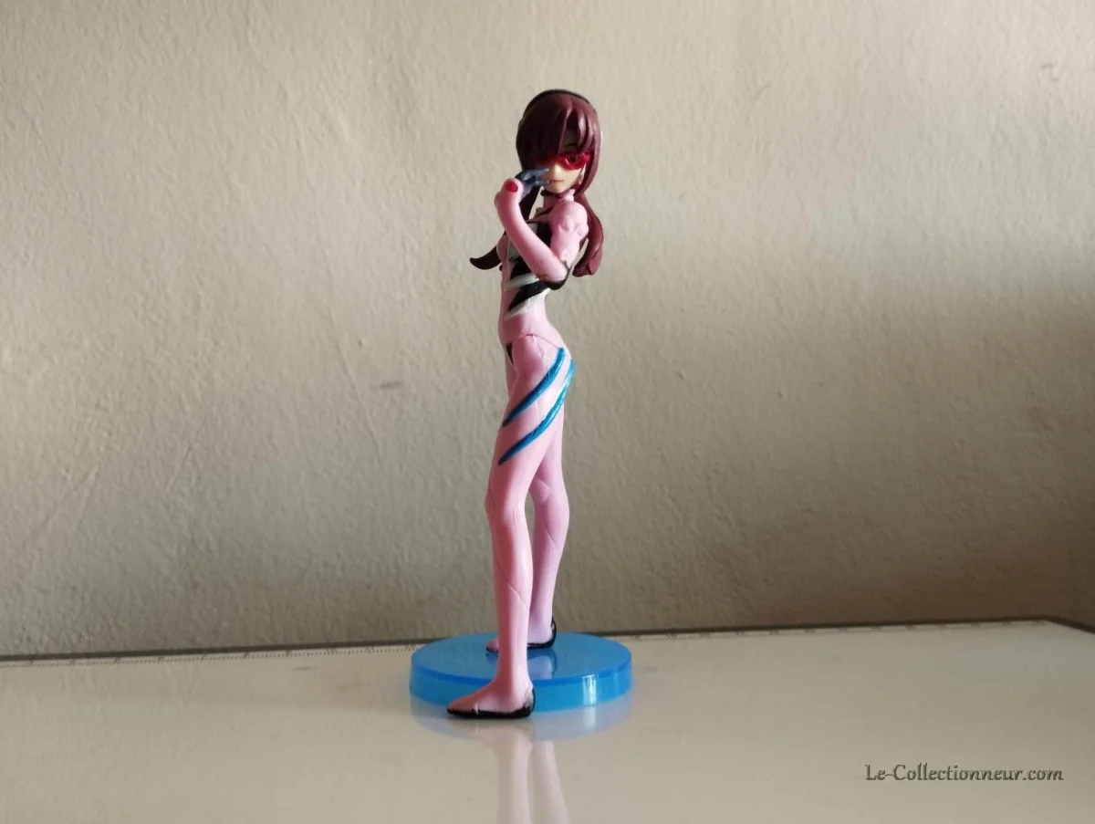 Figurine Mari Makinami - Vins Rouges Harmonieux pour Chaque Occasion - bouteille figurine vin occasion