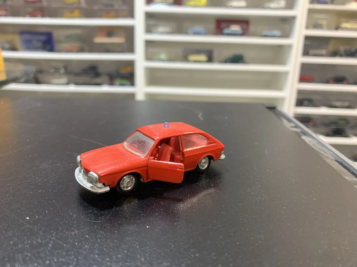 Volkswagen 411 Schuco 1/66 - Vins Rouges Harmonieux pour Chaque Occasion - figeac volkswagen 1/66 vin occasion