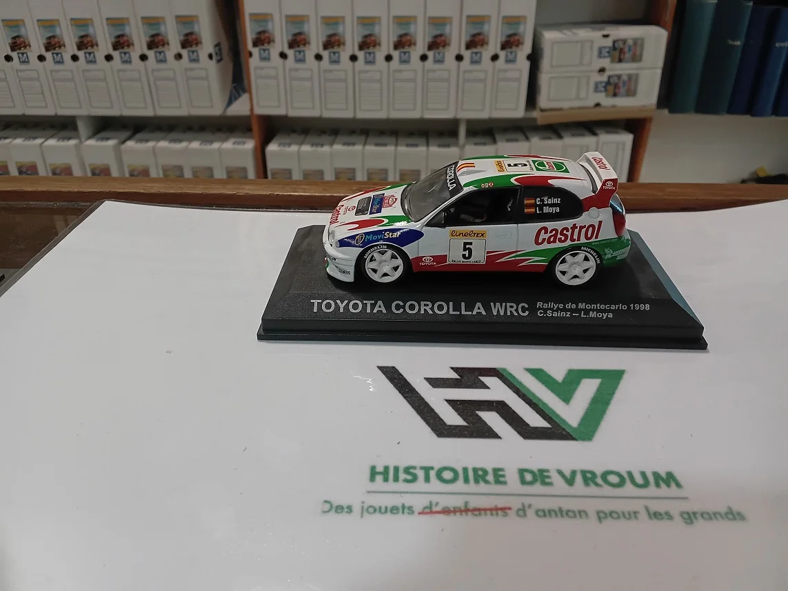 🏆 Miniature 1/43 WRC – TOYOTA COROLLA Monte-Carlo 1998 – C. Sainz / L. Moya (Presse) 🇪🇸 - Vins Rouges Harmonieux pour KVS Chaque Occasion