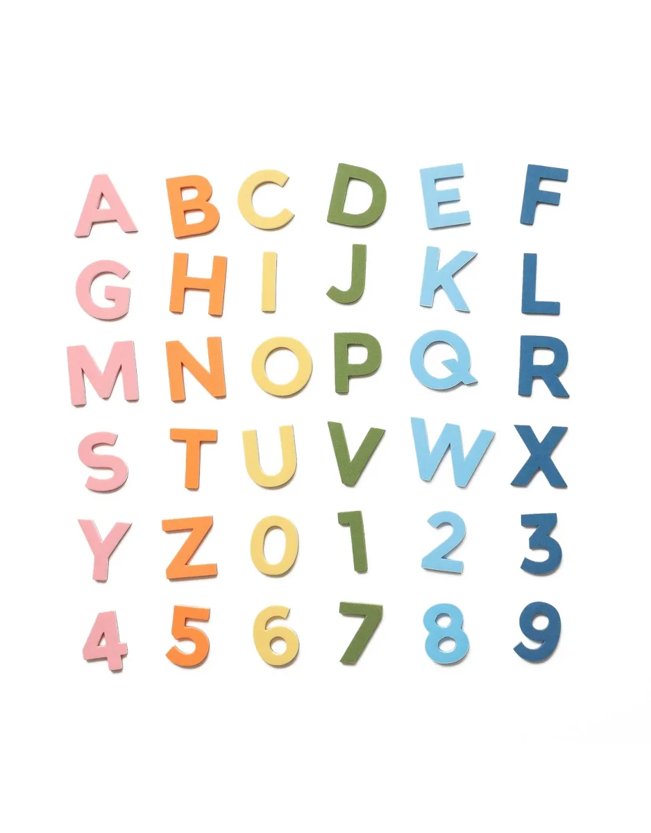 Ensemble de 36 lettres et chiffres magnétiques - Majuscules Arc-en-ciel mode - The Type Set Co. - Boutique Maman & Bébé – motifs Produits Essentiels au Quotidien