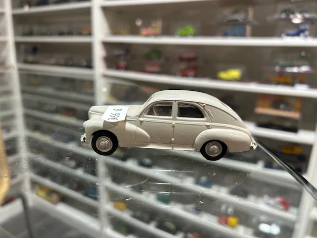 Peugeot 203 Maquette 1/43 - Vins Rouges Harmonieux pour Chaque Occasion - Bouteille