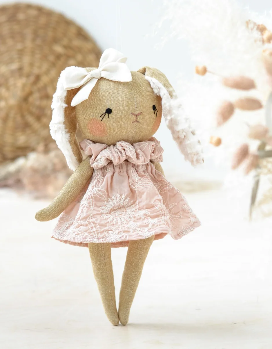 Poupée-Peluche - Lapine avec jupe et collerette rose brodée - Mes petites lunes - Boutique Maman & Bébé – Produits Essentiels au Quotidien Collier Lune chien et chat : empêche de se lécher les plaies - Wanimo
