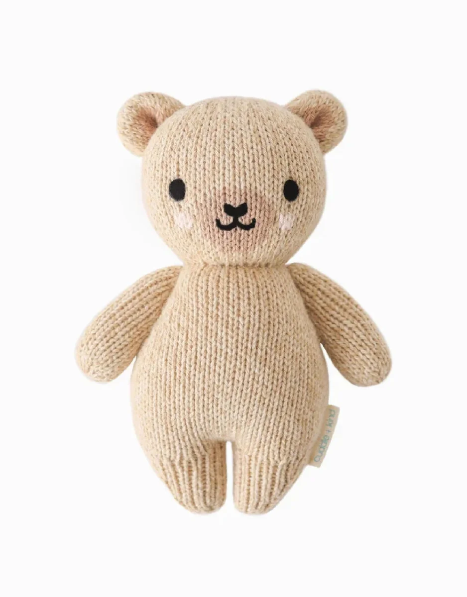 Peluche - Bébé Ourson miel 7" - Cuddle + kind - Boutique Maman & Bébé – Produits Essentiels au Quotidien - Jouet peluche