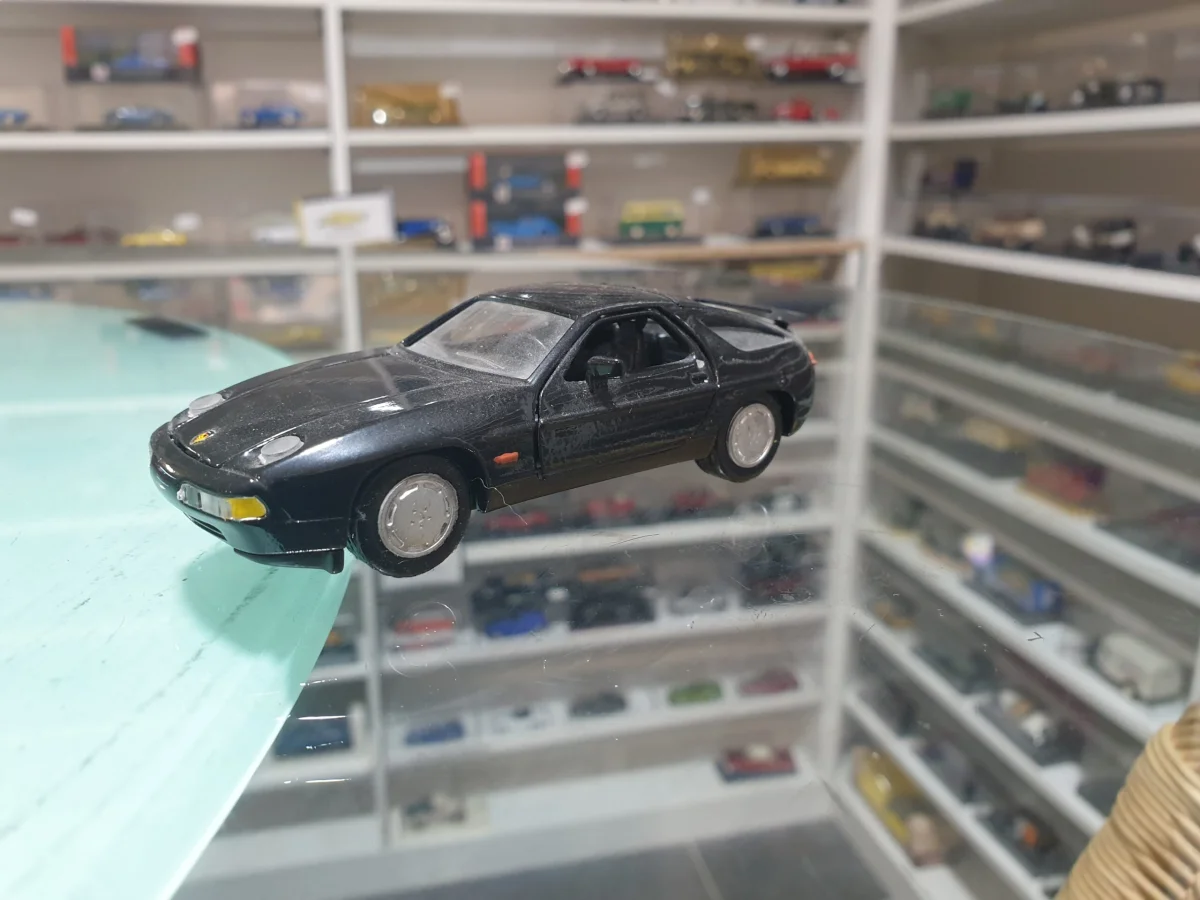 Porsche 928 S entretien 1/43 NZG Noire - Vins Rouges Harmonieux pour Chaque Occasion