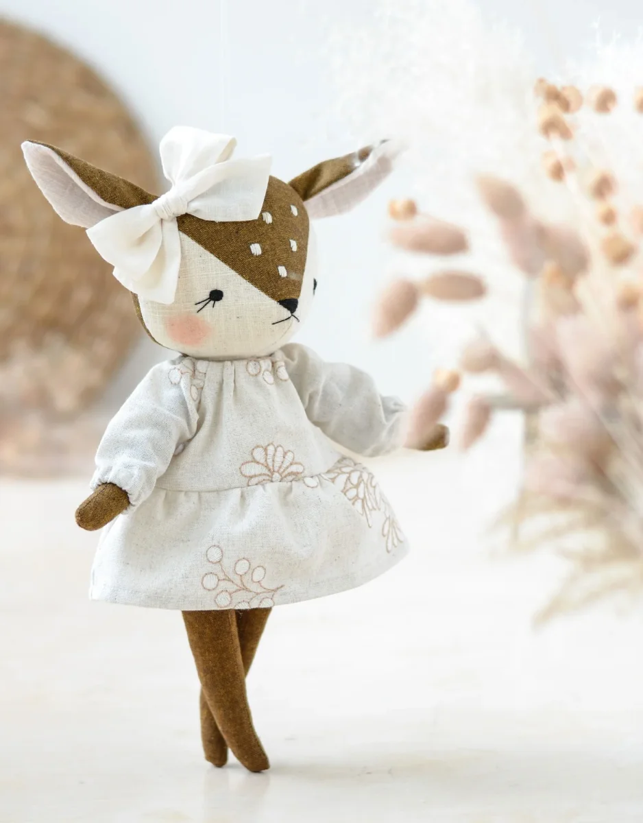 Poupée-Peluche - Chevreuil avec robe crème brodée - Mes petites LC lunes - Boutique Maman & Bébé – Produits Essentiels au Quotidien