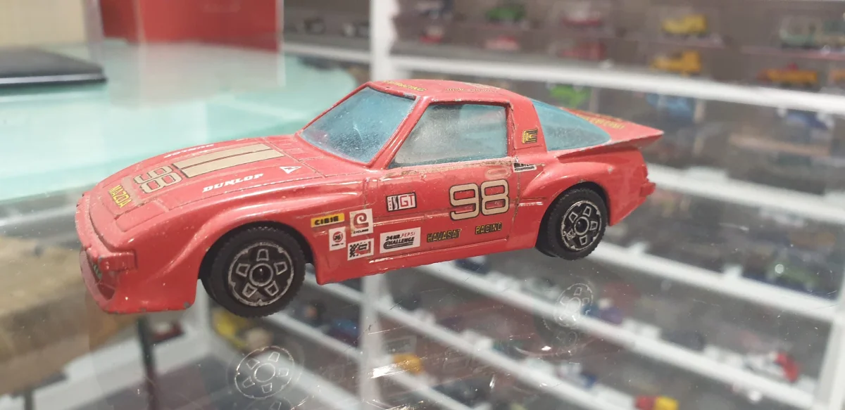 Mazda RX7 1/43 Burago - Vins Rouges Harmonieux pour Chaque Occasion Le genre de rouge qu'on débouche un dimanche sans occasion particulière. Et  qui devient l'occasion. 🍷 #vinrouge #chateaudevauclaire #frenchwine  #vineyard #winelover