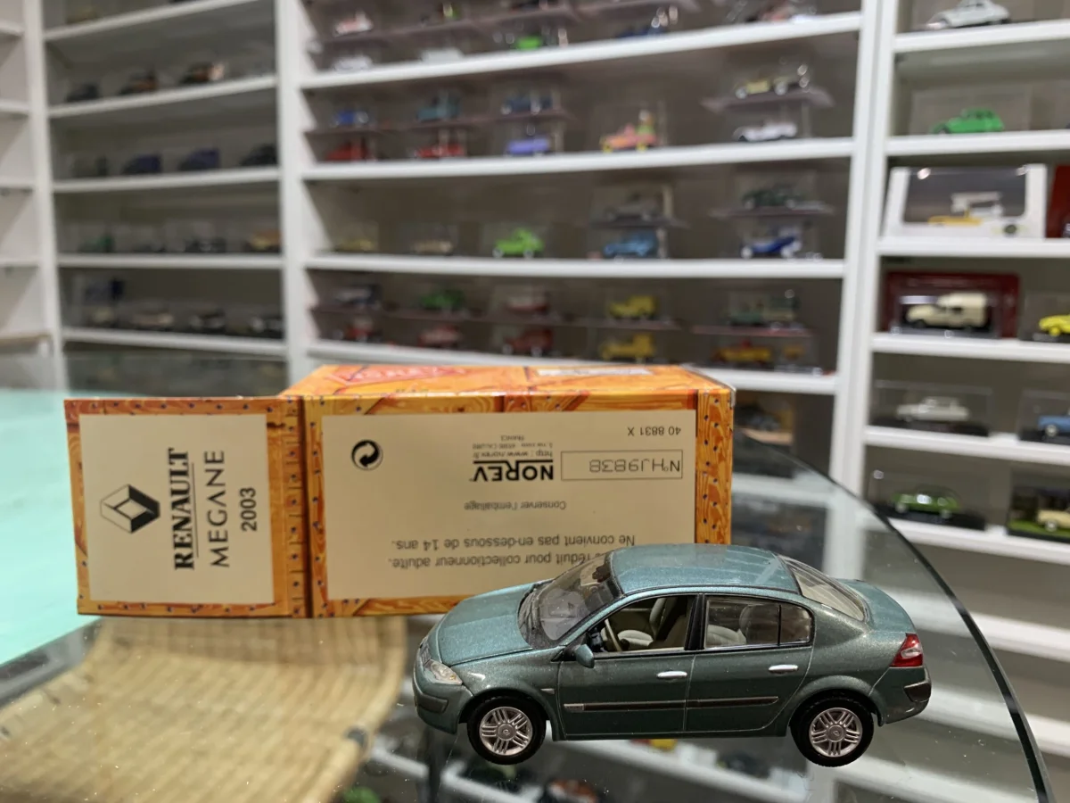 Renault Megane 2003 Norev 1/43 - Vins Rouges Harmonieux pour Chaque Occasion Voiture d'Occasion RENAULT MEGANE III 1.9 DCI 130 Dynamique Toit ouvrant  pano GPS. BV6 5p Révisée et Garantie 12 mois - CPM Auto