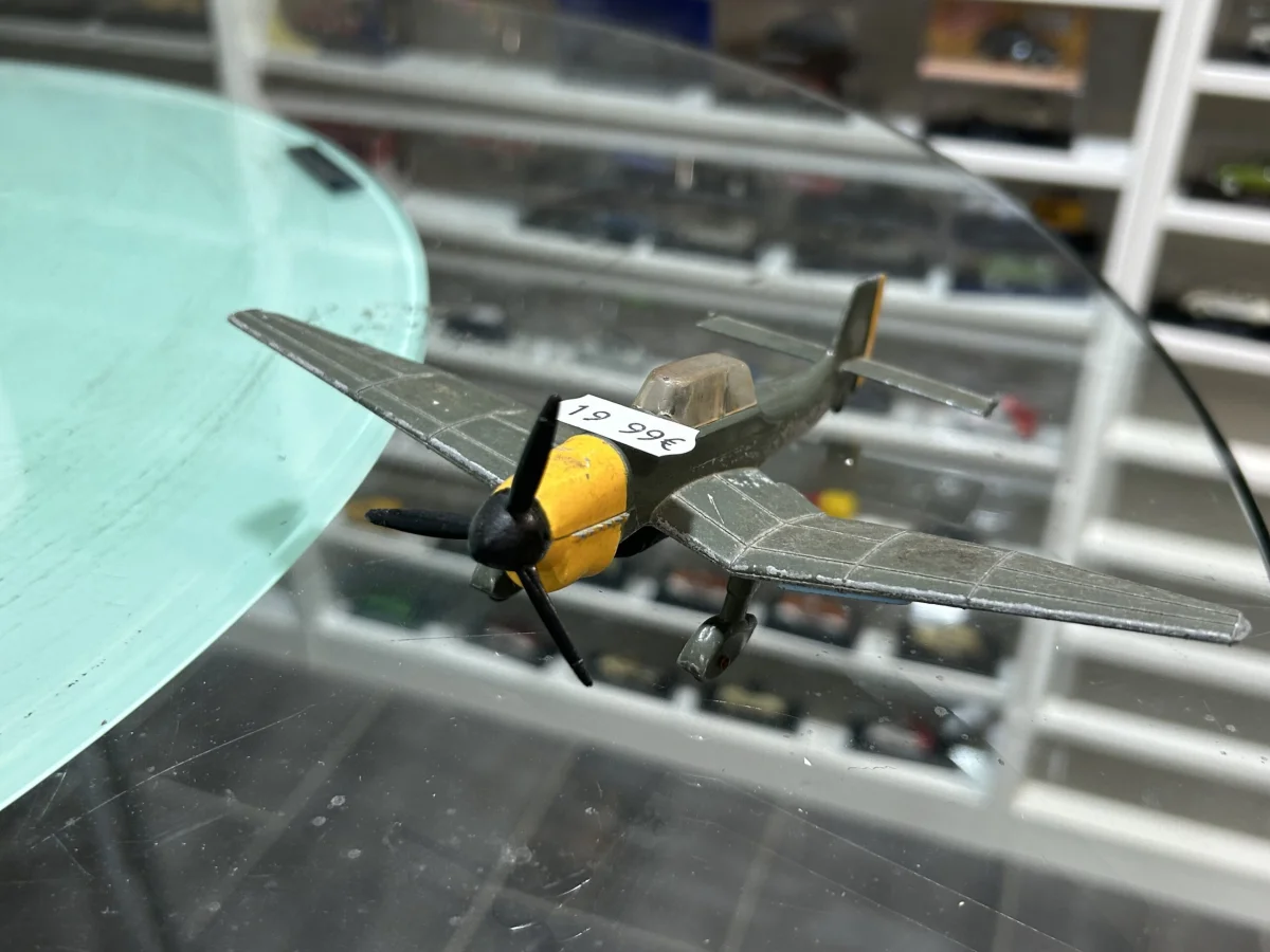 Junkers JU 87 B Dinky Toys Meccano LTD - Vins Rouges Harmonieux pour Chaque Occasion Camion militaire Dinky Toys 688 Made in England - Miniatures diverses  (12221835)