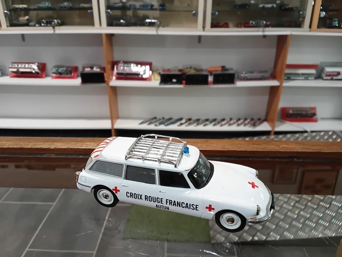 Citroën DS 19 Croix Rouge Française Autun Altaya 1/43 - Vins Rouges Harmonieux pour Chaque Occasion - saint vincent croix 1/43 vin occasion