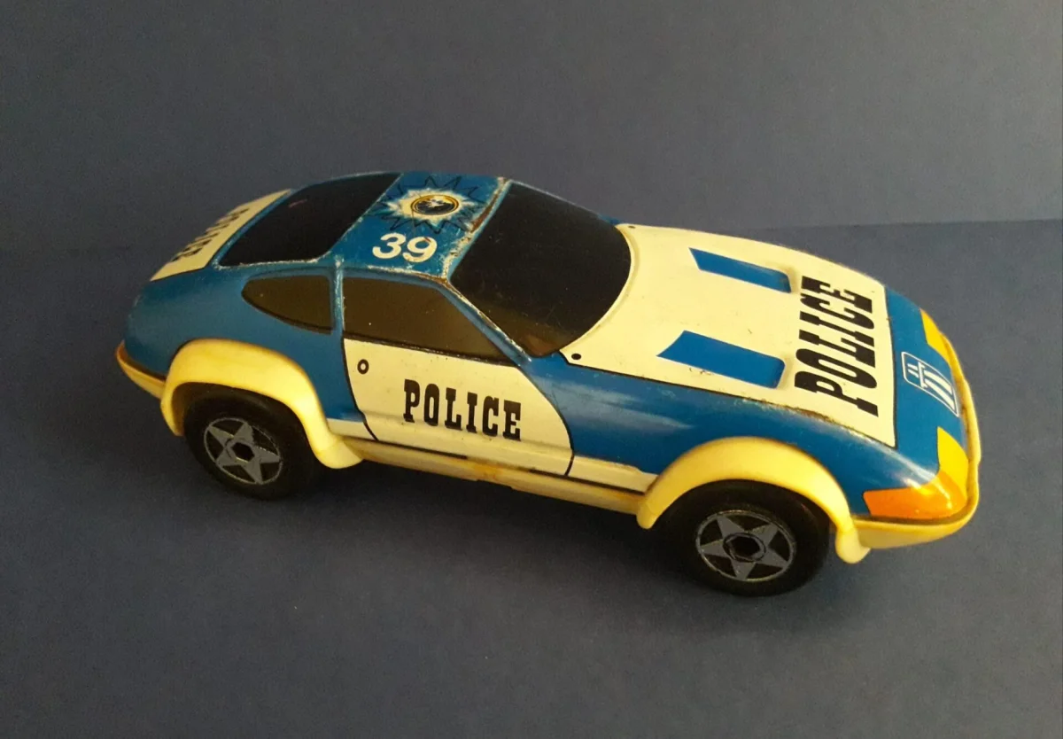 Voiture Campervan en tôle Ferrari 365 Daytona Police - Vins Rouges Harmonieux pour Chaque Occasion