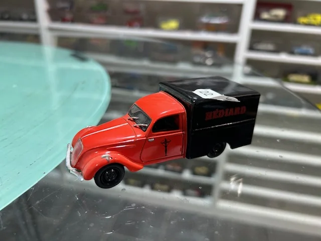 Peugeot 202 Hédiard 1946 Norev 1/43 - Vins Rouges Harmonieux pour Chaque Occasion Dinky Toys Meccano - GB 114 - Triumph Spitfire - 1/43 - Grise - métal -  Made in England - RETRO BROC