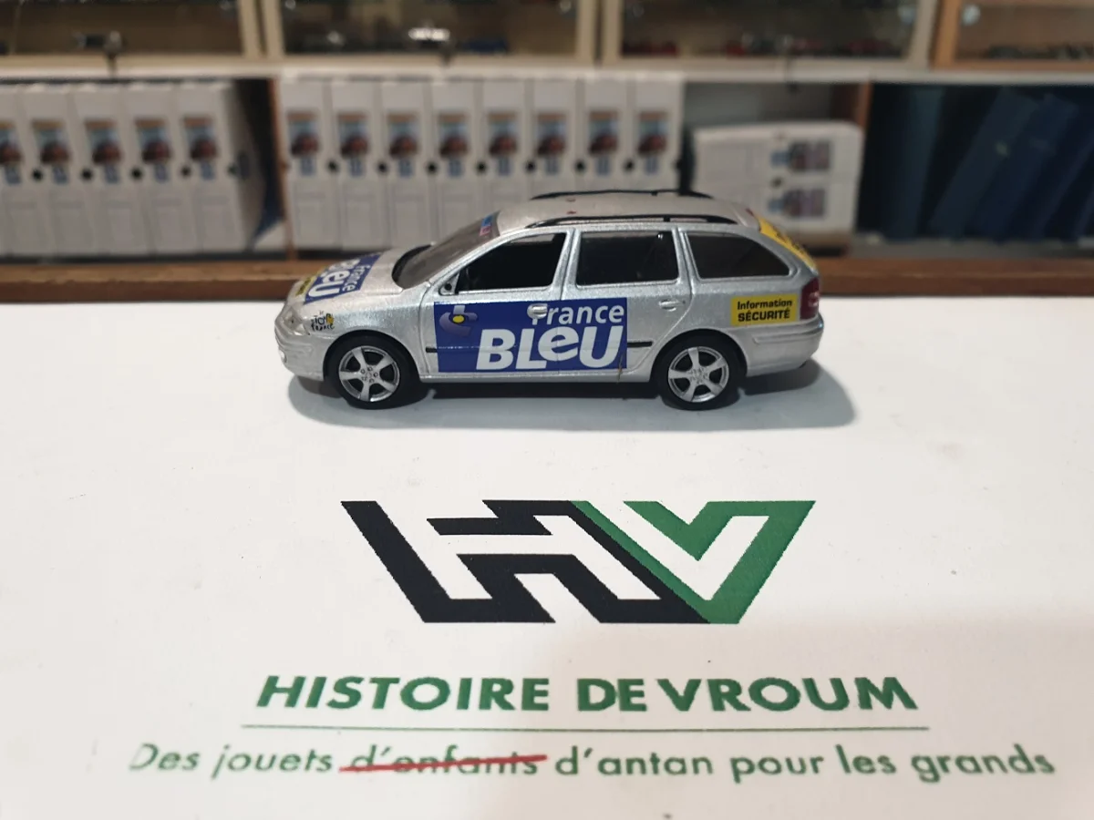 Skoda octavia Combi 1/43 ” Tour de France ” avec rétroviseur gauche et girophare manquants Škoda Norev - Vins Rouges Harmonieux pour Chaque Occasion