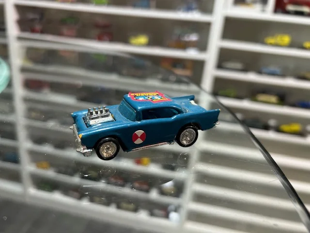 Hot Wheels 57 Chevy “Crash Dummies” 1/64 - Vins Rouges Harmonieux pour lift Chaque Occasion