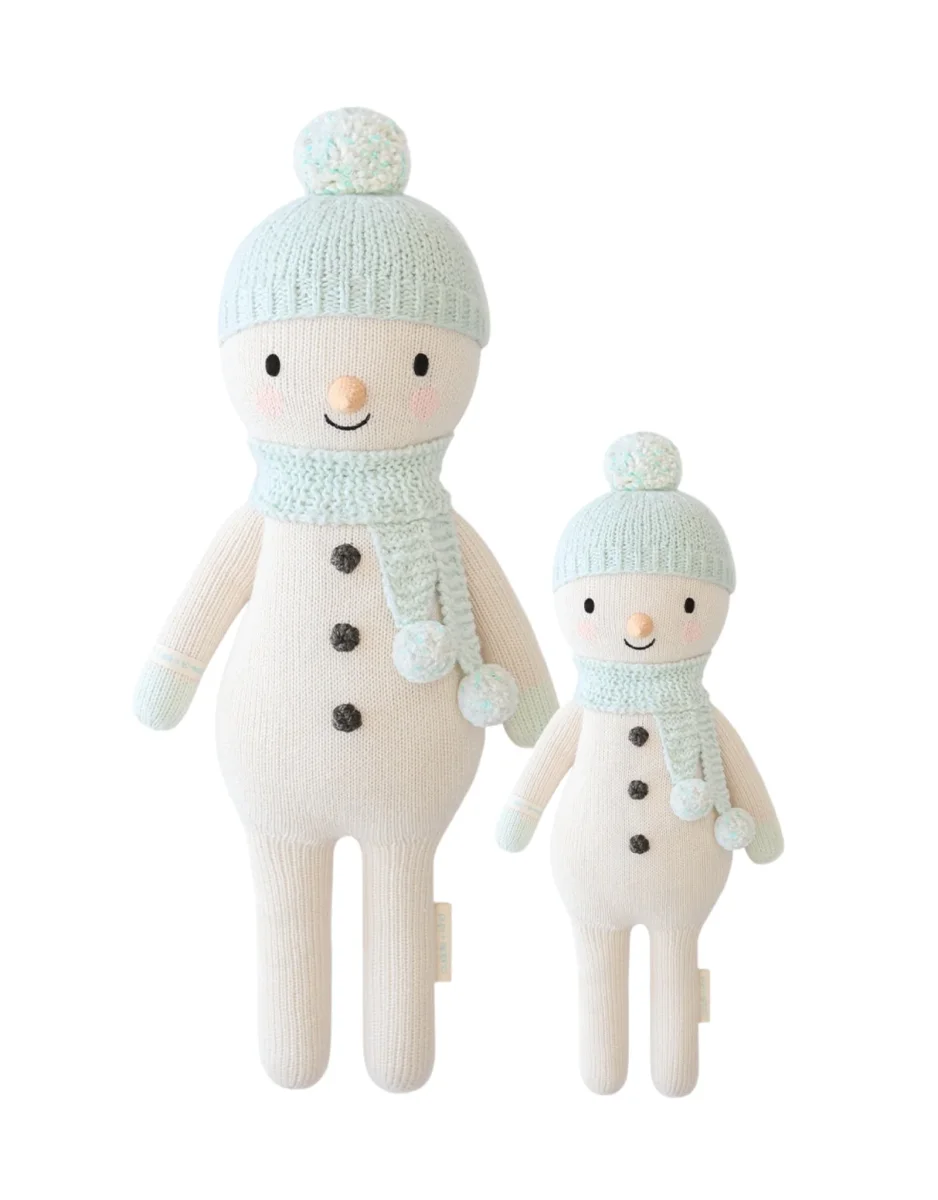 Peluche - Spruce le bonhomme de neige - Cuddle + kind - Boutique Minis Maman & Bébé – Produits Essentiels au Quotidien