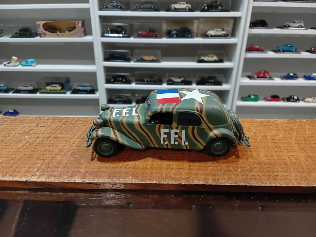 Citroën Traction 11BL Militaire F.F.I France 2nde Guerre Mondiale Altaya 1/43 - Vins Rouges Harmonieux pour Chaque Occasion CITROEN TRACION FFI MILITAIRE LIBERARTION DE PARIS SOLIDO 1:43 de r...