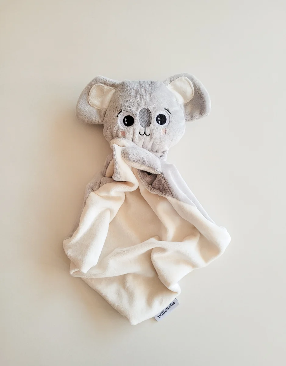 Doudou Koala - Billie gris - Veille sur toi - Boutique Maman & Bébé – Produits Essentiels au Quotidien doudou hippopotame gris orange BEBEREVE