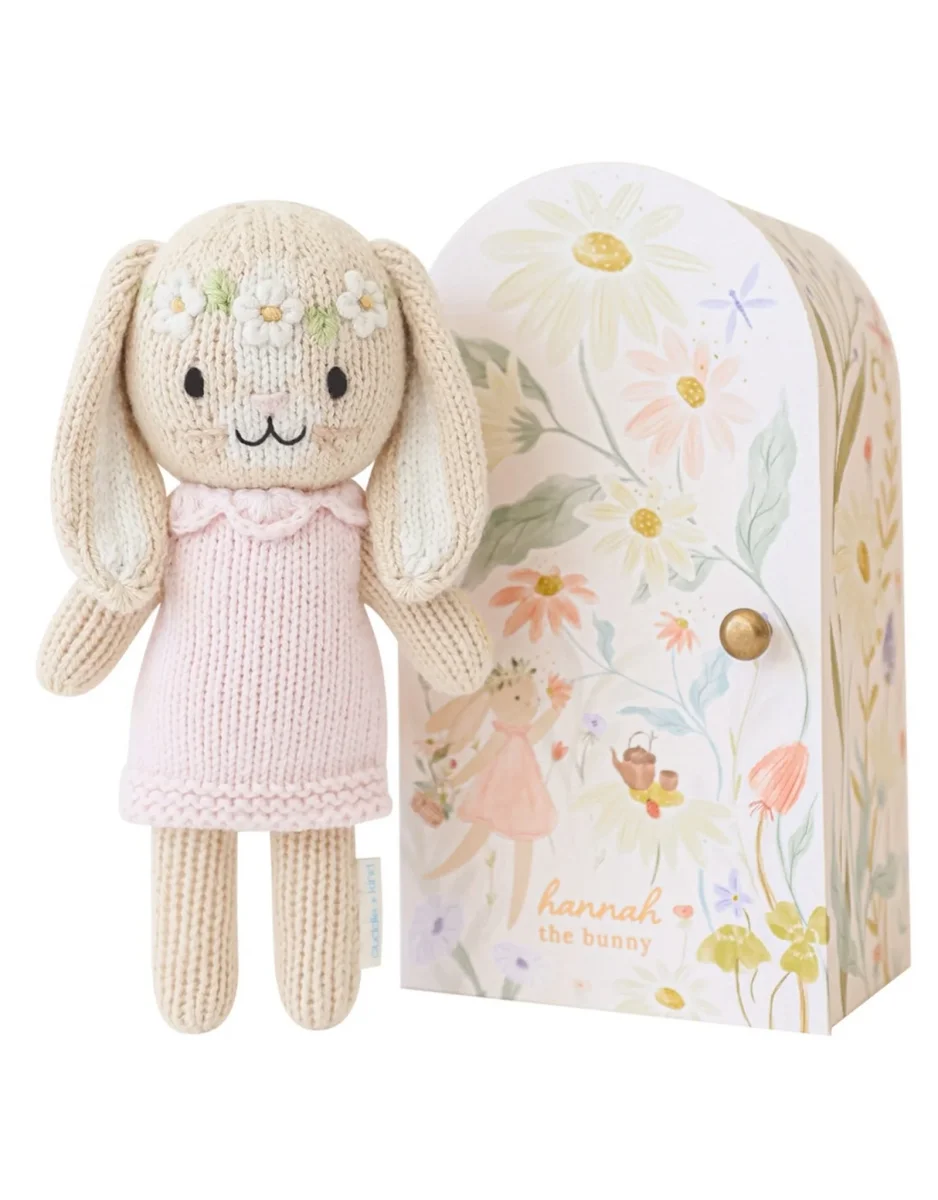 Peluche avec jolie boîte - Tiny 6" - Hannah la lapine - Cuddle + kind - Boutique Maman & Bébé – Produits Essentiels au Quotidien - Jouet peluche