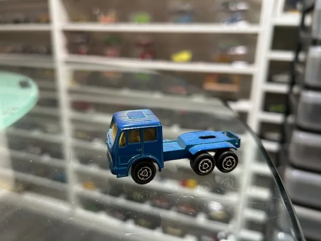 Majorette Camion Mercedes Bleu 1/100 - Vins Majorette Rouges Harmonieux pour Chaque Occasion