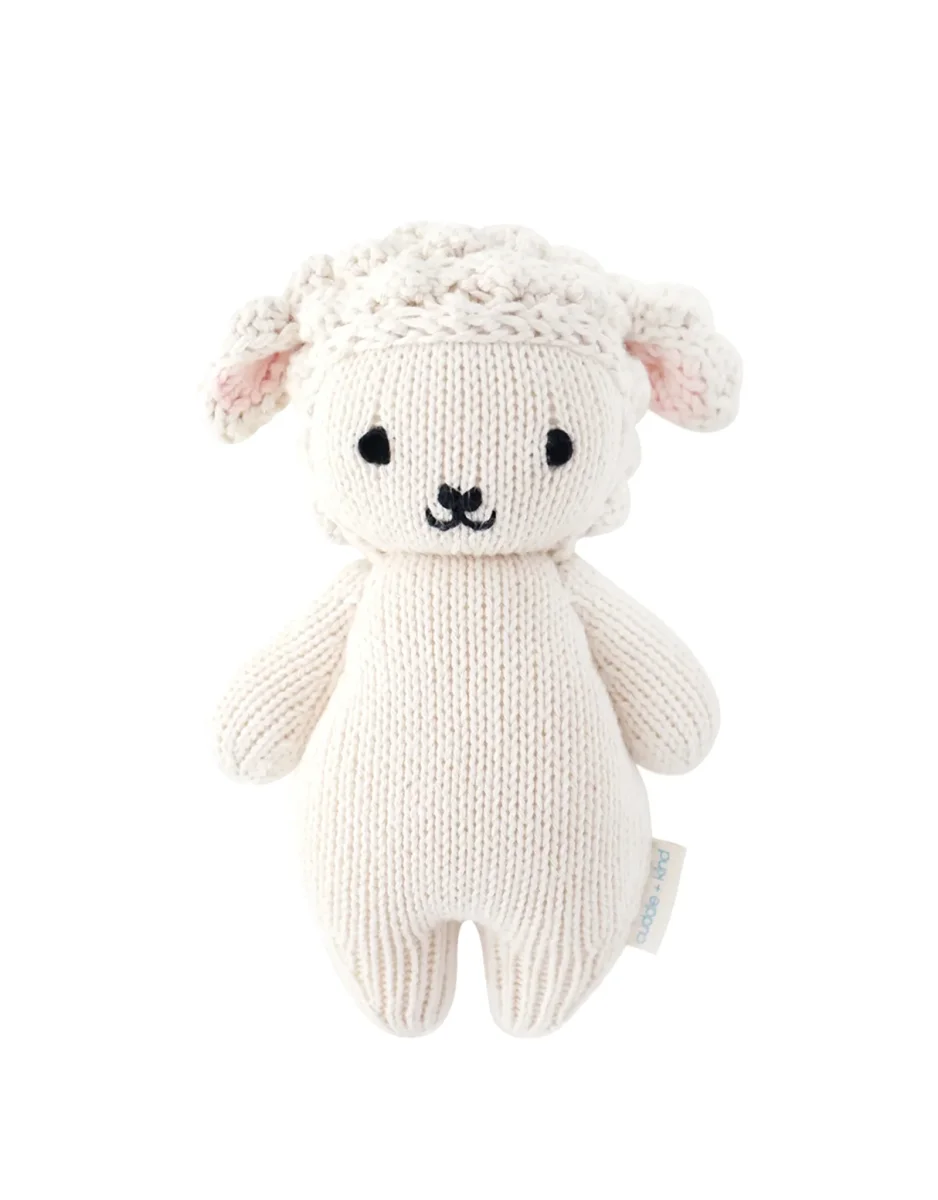 Peluche Vente - Bébé mouton 7"- Cuddle + kind - Boutique Maman & Bébé – Produits Essentiels au Quotidien