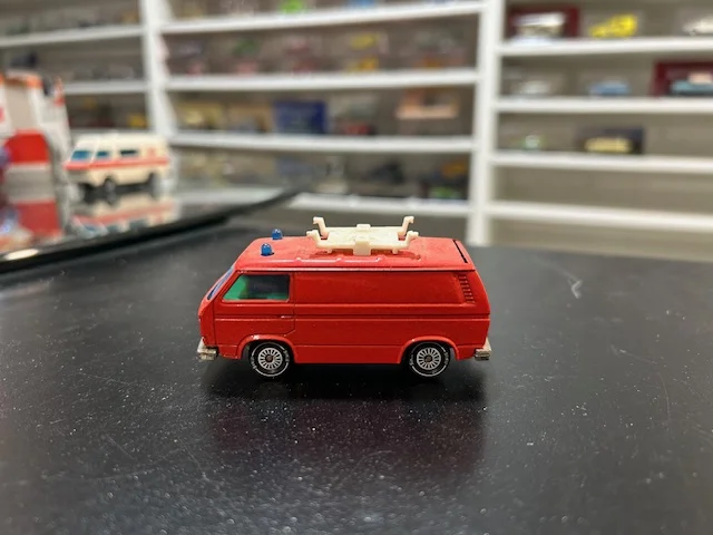 VW Transporter 1331 Siku 1/60 - Vins Happy Rouges Harmonieux pour Chaque Occasion