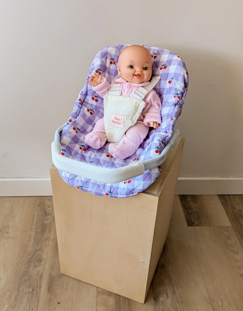 Coquille pour poupée - cerise - Tiny Harlow - Boutique Maman & Bébé – Produits Essentiels au Quotidien - Porte bébé