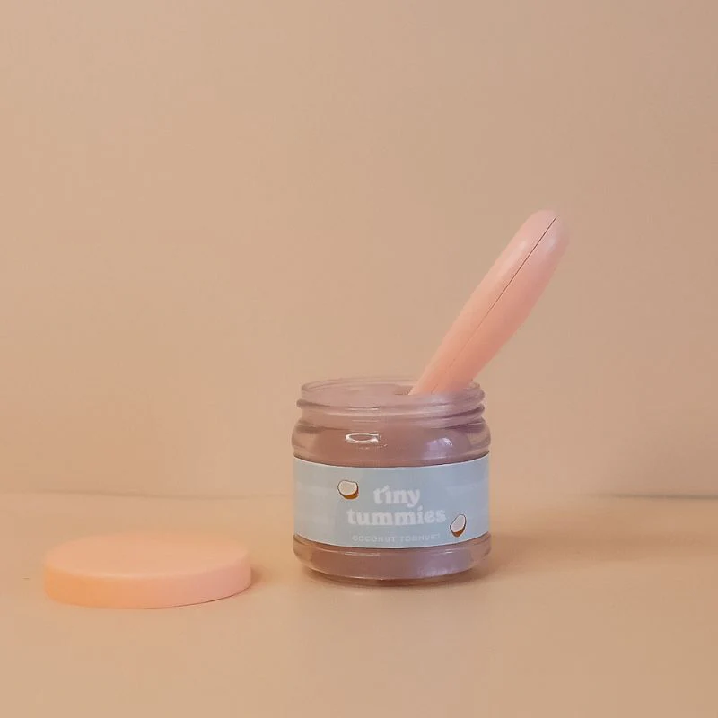 Tiny Harlow - Ensemble de Purée Tiny Tummies pour Poupée - Yoaourt à la Noix de Coco||Tiny Harlow - Tiny Tummies Puree Set - Coconut Yoghurt - Boutique Bébé en Ligne : Soins, Jouets et Articles Maison - {'count': 1, 'name': 'maison'}