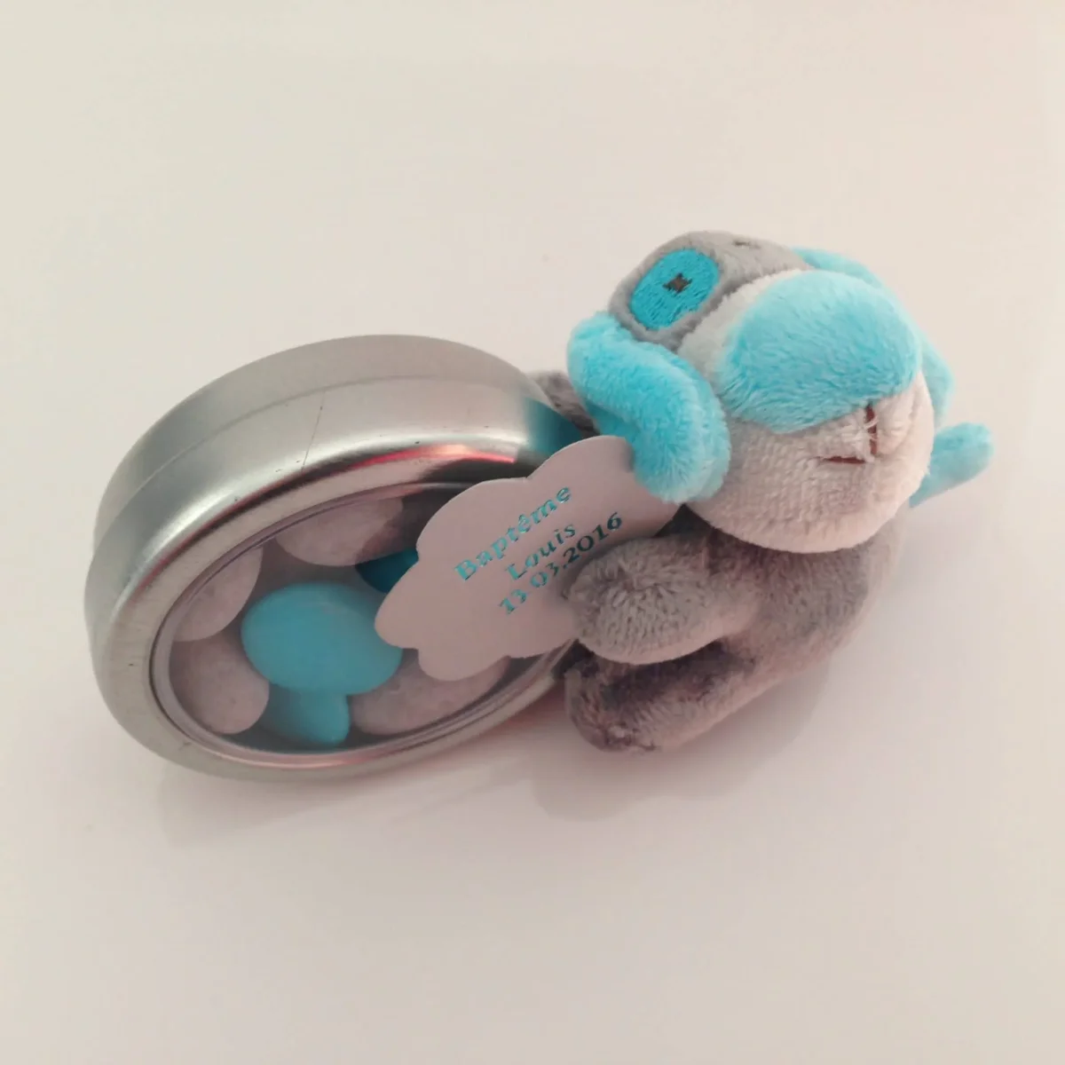 Peluche chien turquoise dragées baptême avec boite ronde - ​Boulangerie-Pâtisserie | Pain au Levain pâtisserie & Viennoiseries
