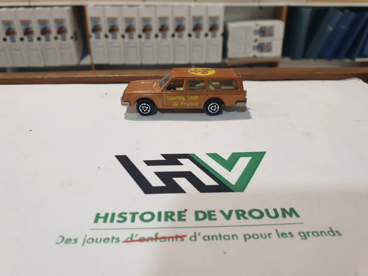 Miniature Majorette Volvo 245 DL 1/60 vin “Touring Club de France” - Vins Rouges Harmonieux pour Chaque Occasion