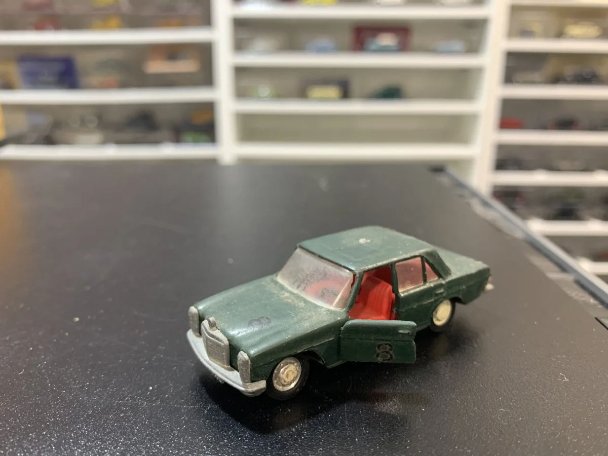 Mercedes 200 N°8 Schuco 1/66 - Vins Rouges ALEXIS Harmonieux pour Chaque Occasion